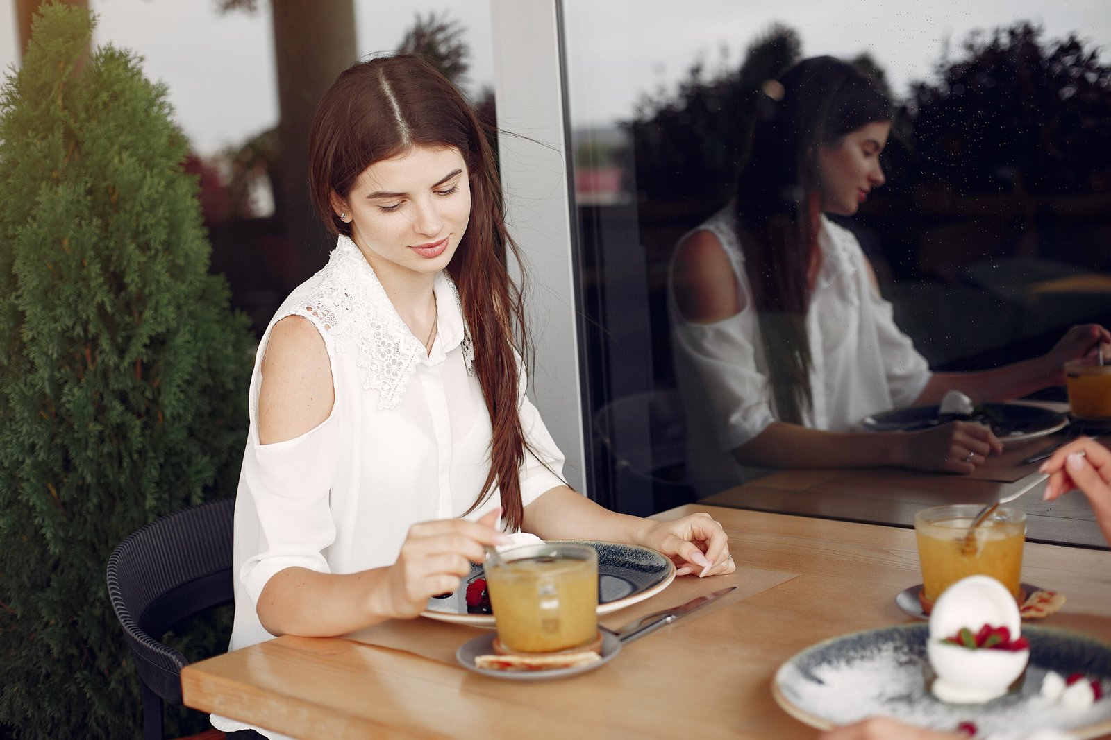 mother with adult daughter sitting in a cafe